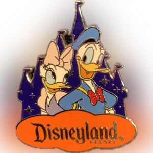 Disney trading pin, Donald and Daisy Duck b Sleeping Beauty Castle